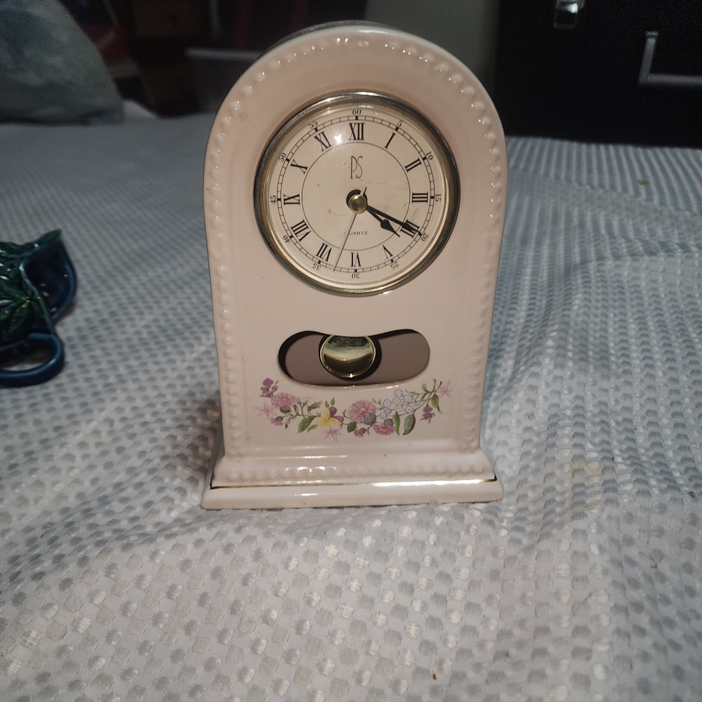 VINTAGE PAUL SEBASTIAN EUC PORCELAIN CLOCK BATTERY OPERATED  8"